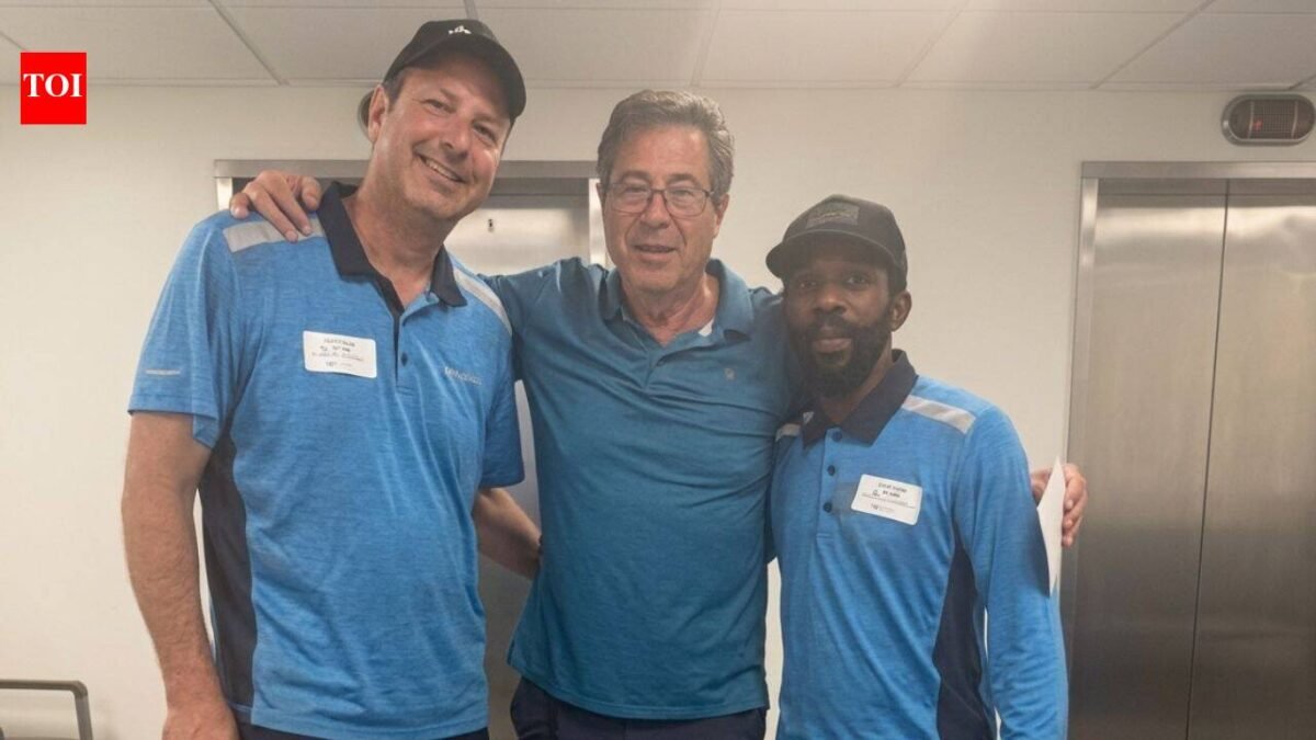 Two Amazon delivery drivers carried an 85-year-old Kentucky woman’s printer inside; minutes later she stopped breathing and they performed CPR that helped save her life