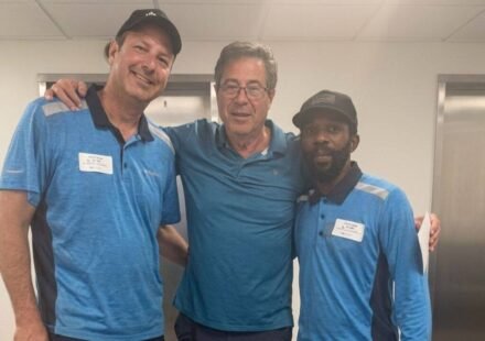 Two Amazon delivery drivers carried an 85-year-old Kentucky woman’s printer inside; minutes later she stopped breathing and they performed CPR that helped save her life