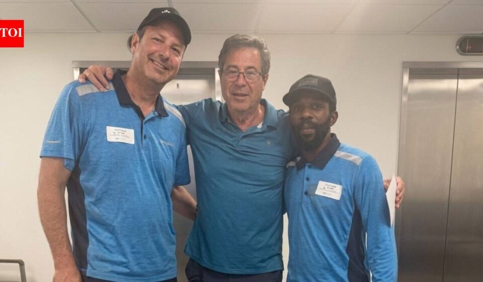 Two Amazon delivery drivers carried an 85-year-old Kentucky woman’s printer inside; minutes later she stopped breathing and they performed CPR that helped save her life