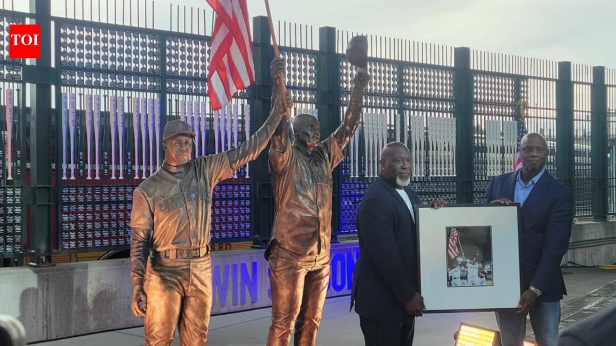 In 2001, two Seattle Mariners raised an American flag after clinching their division days after 9/11; 25 years later, that moment has become a permanent stadium statue