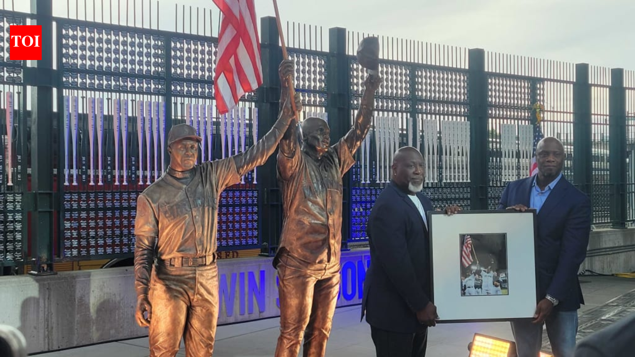 In 2001, two Seattle Mariners raised an American flag after clinching their division days after 9/11; 25 years later, that moment has become a permanent stadium statue