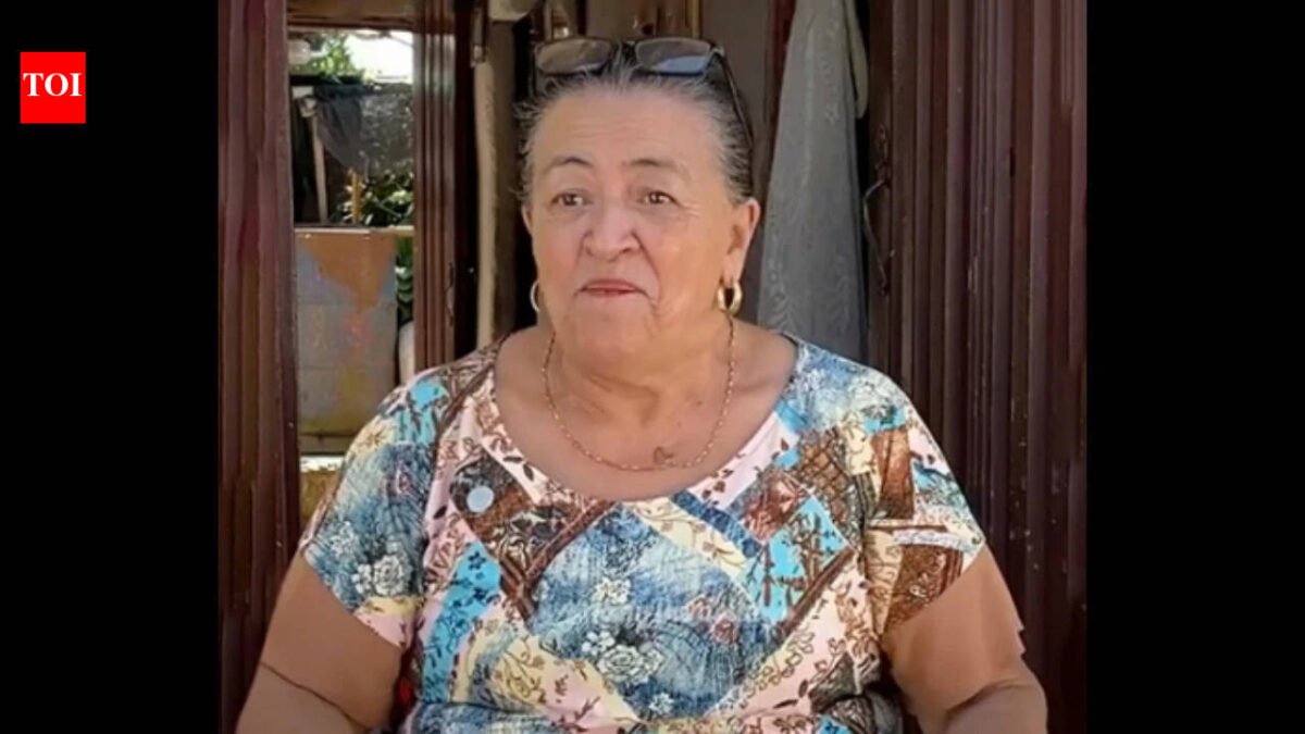 67-year-old Colombian woman makes money selling neighbourhood gossip; she carries a notebook, collects evidence, also takes payment to keep her mouth shut