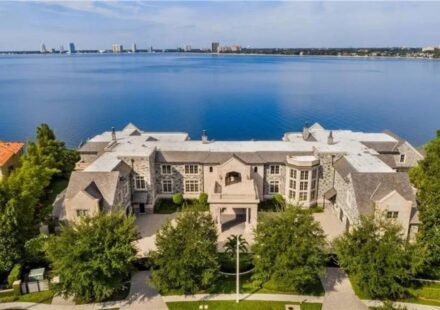In 2005, Derek Jeter assembled three Tampa waterfront lots for $7.7 million and built a 22,000-sq-ft mansion; after selling it for $22.5 million in 2021, the home was marked for demolition