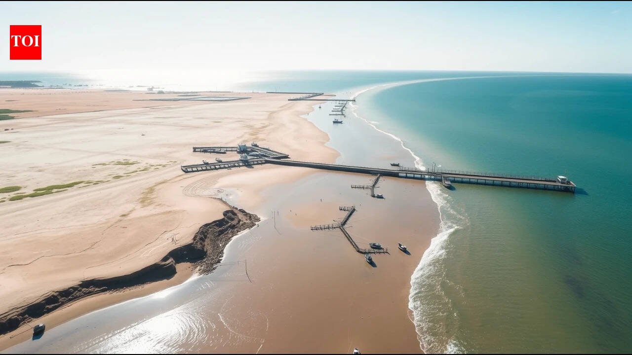 Thailand built a 400-metre fishing pier; 13 years later, the shoreline had advanced by up to 250 metres on one side