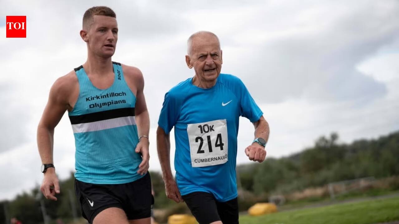 ​At 90, former paratrooper Ian Winship runs 10K in about an hour with daughter and grandson, setting a world-best time for his age