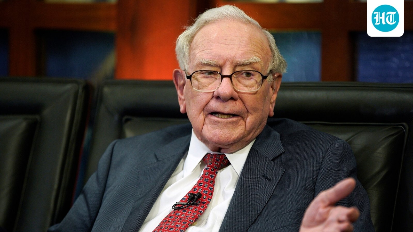 Warren Buffett's S&P 500 ETF strategy amid rising AI stock valuations and stock market bubble fears.  (AP Photo/Nati Harnik, File) (AP)