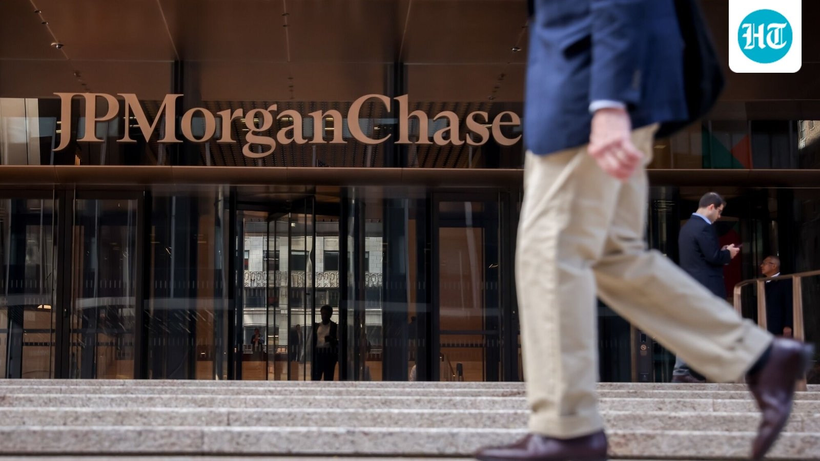 JPMorgan, Wells Fargo and Citigroup report resilient US consumer spending despite high interest rates. (Photographer: Michael Nagle/Bloomberg) (Bloomberg)