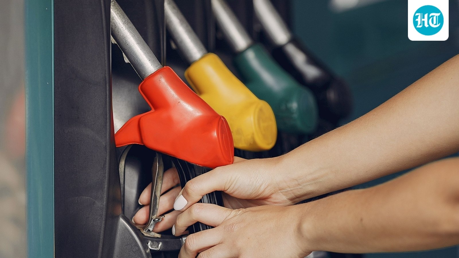 US gas prices average $4.35 per gallon as diesel prices remain above $6. (Pexel)