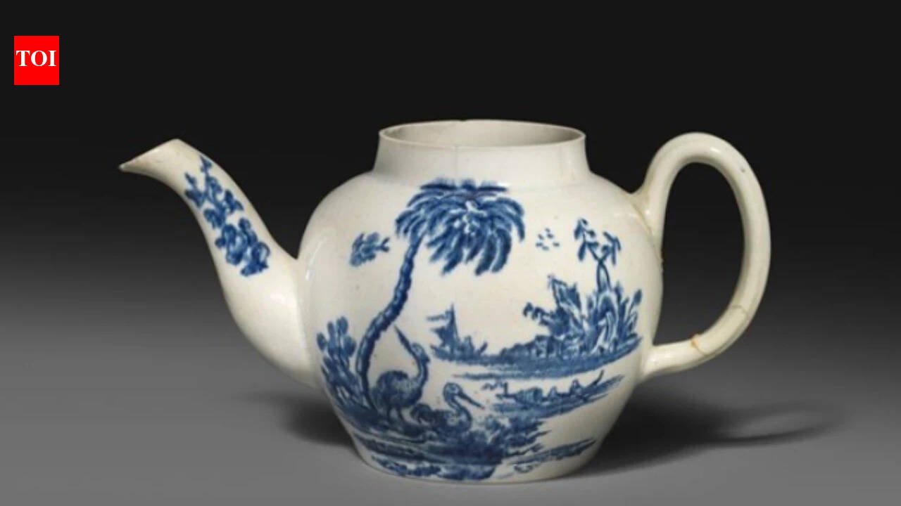 A UK collector paid £15 for a broken, lidless teapot at a 2016 auction; experts identified it as one of only seven known John Bartlam pieces, and it sold for £575,000 to The Met in New York