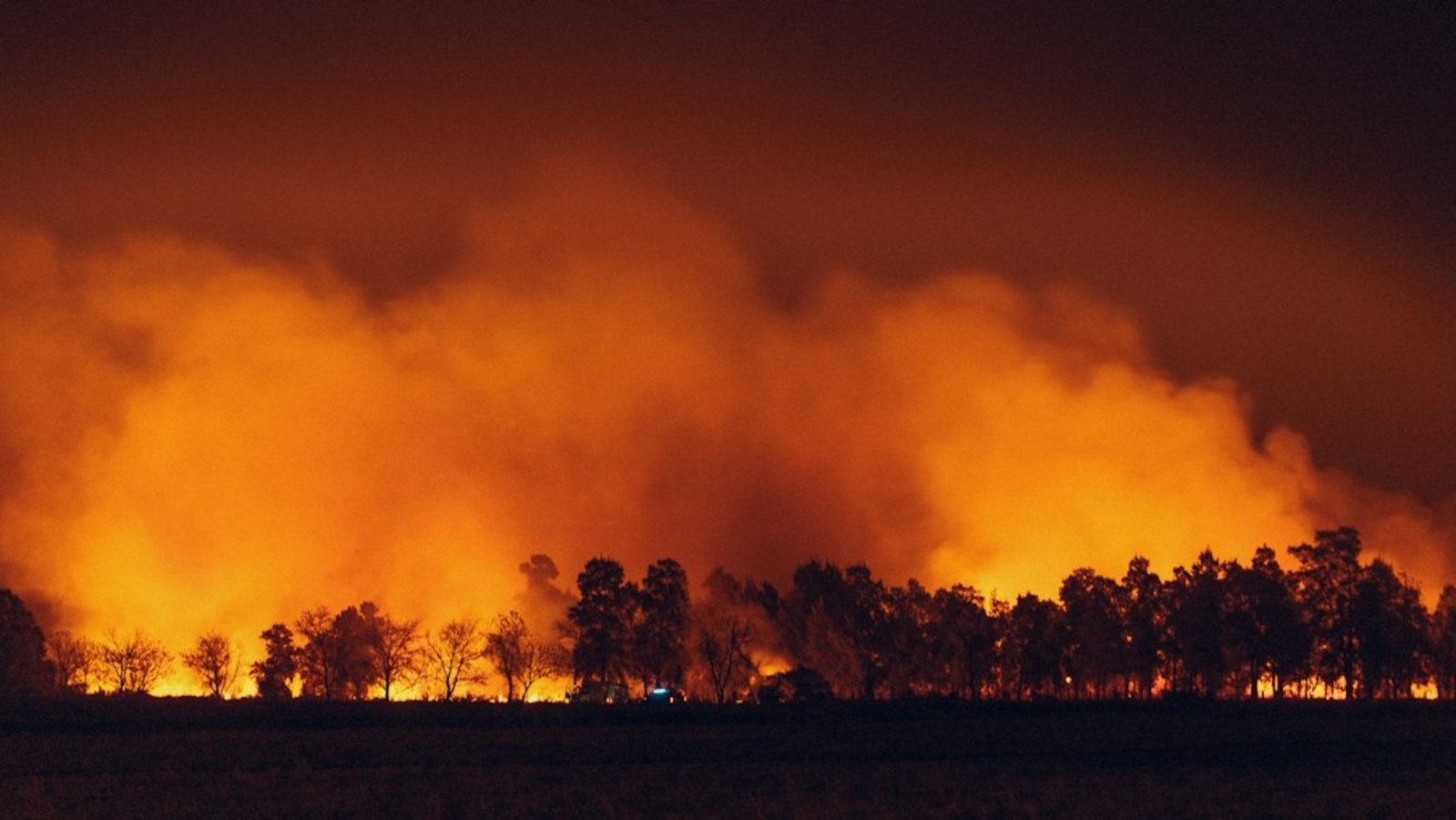 Santa Paula Cornell Fire burns in Ventura County as evacuation warnings and shelter orders remain active. (Unsplash)